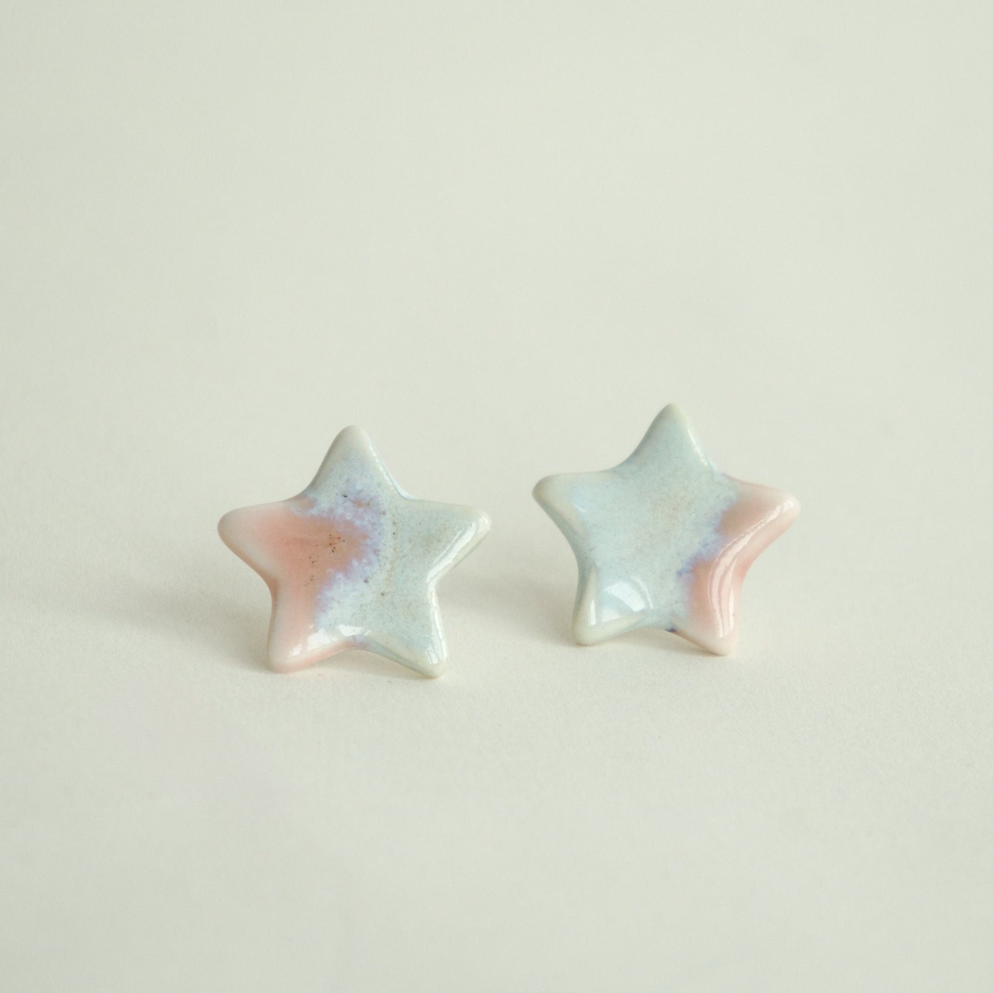 Cercei handmade din porțelan în formă de stea, bleu perlat cu accente coral pe format patrat.