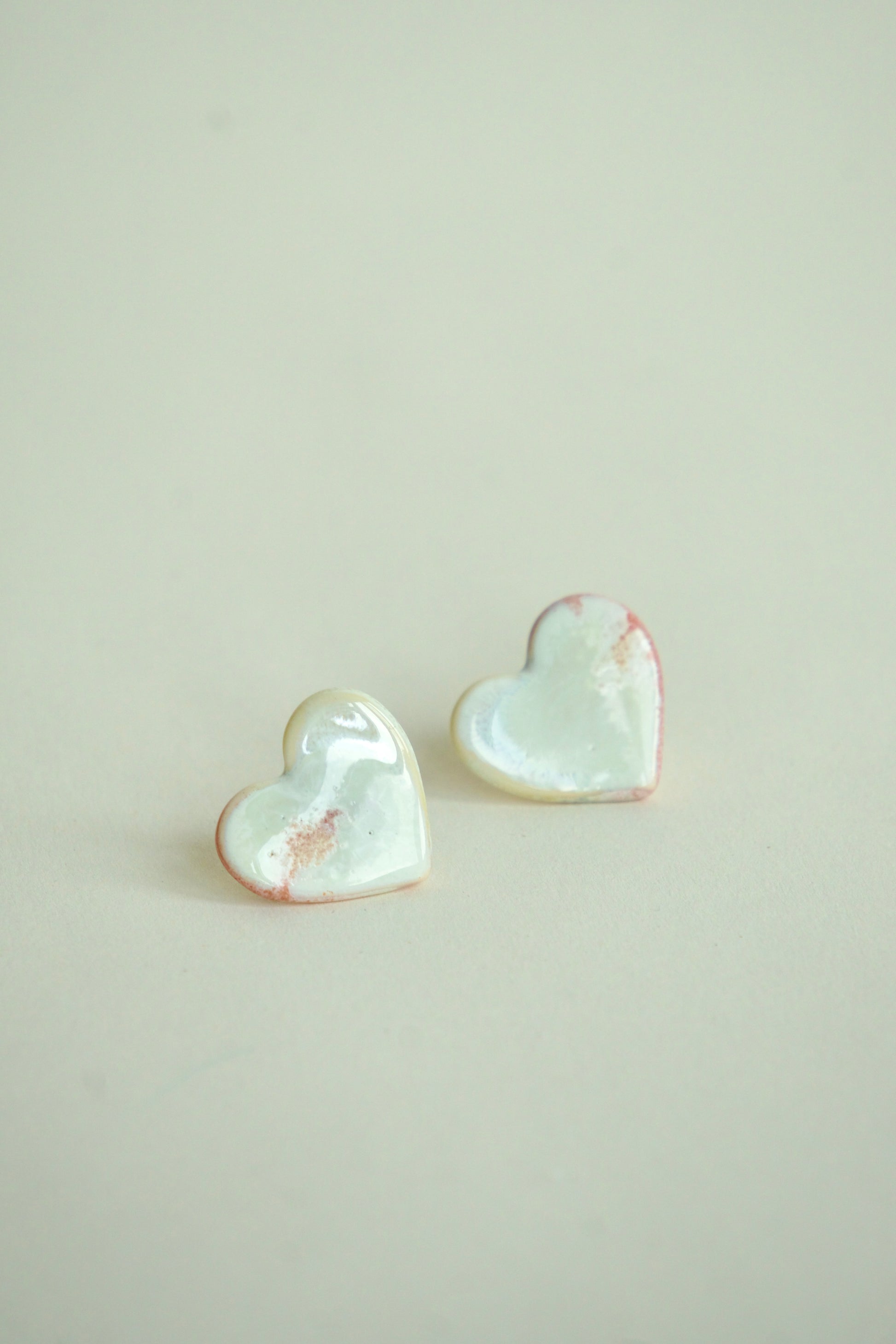 Cercei handmade din porțelan în formă de inimă, alb perlat cu accente roz.