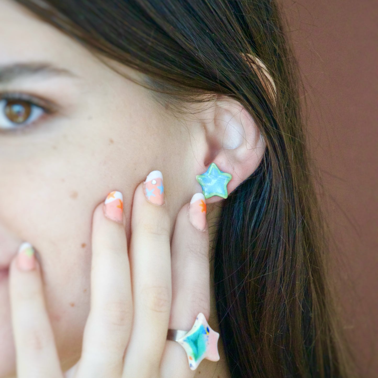 Cercei handmade din porțelan – Steluțe verzi cu accente albastre | Ecluze Studio