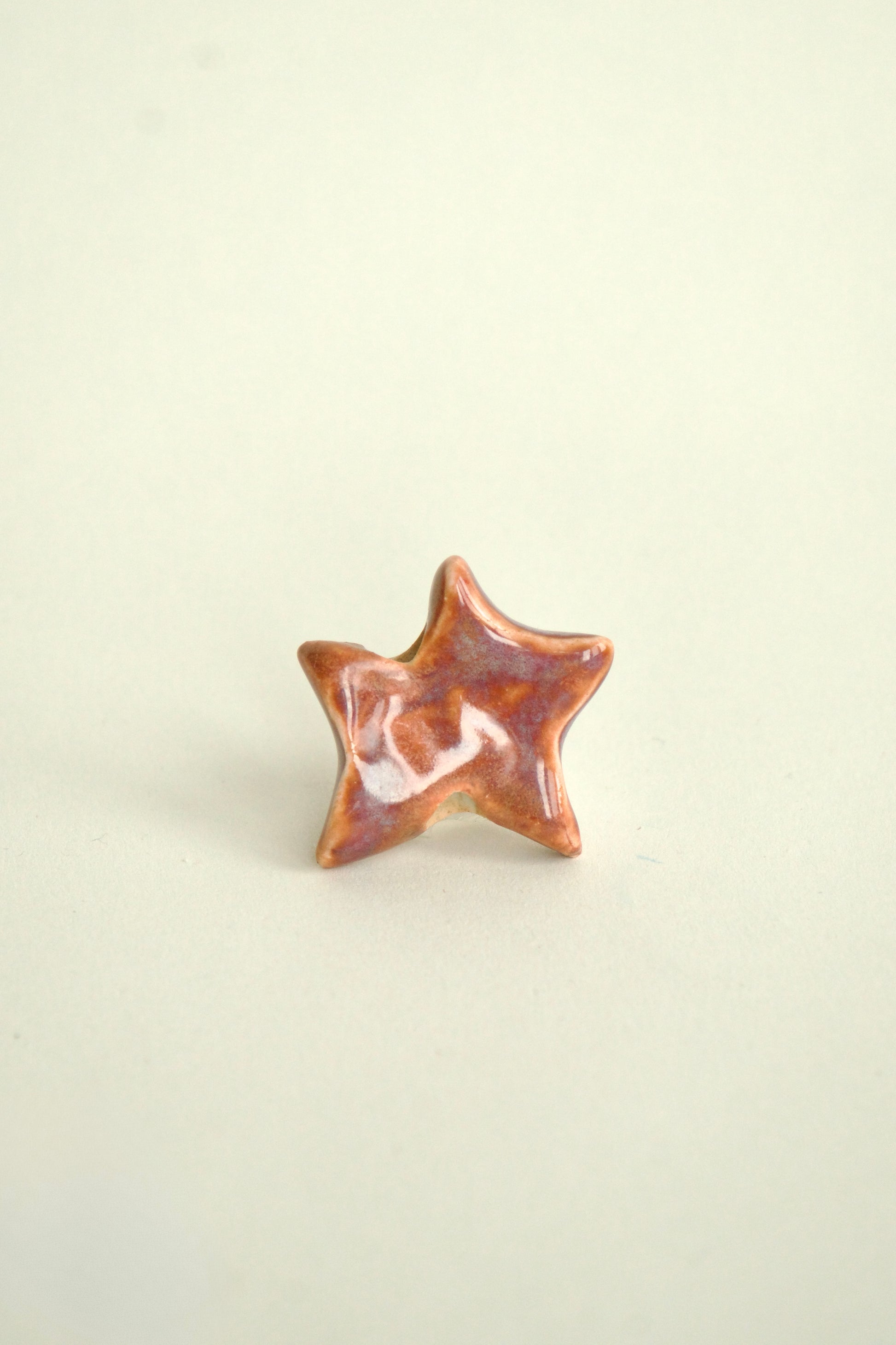 Charm handmade steluță din ceramică, nuanțe oranj și mov, finisaj lucios, design artistic și unicat.