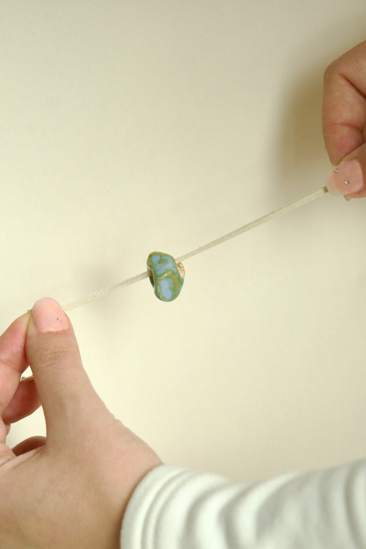 Charm ceramică handmade stea bleu pastel cu snur suede bej.Produs unicat, ideal pentru coliere personalizate sau purtat singur.