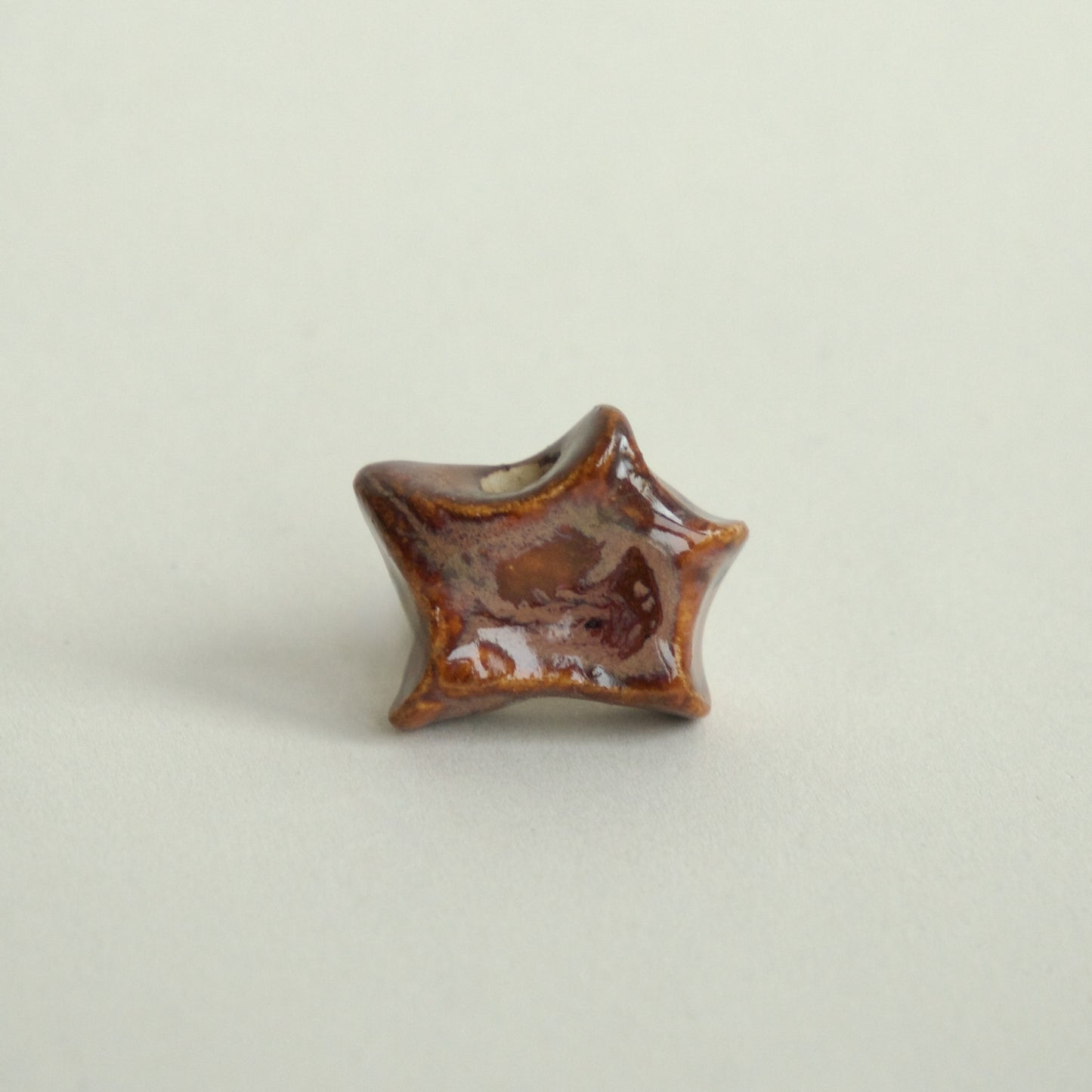 Charm ceramică organic brun accente negre. Produs unicat, ideal pentru coliere personalizate sau purtat singur.