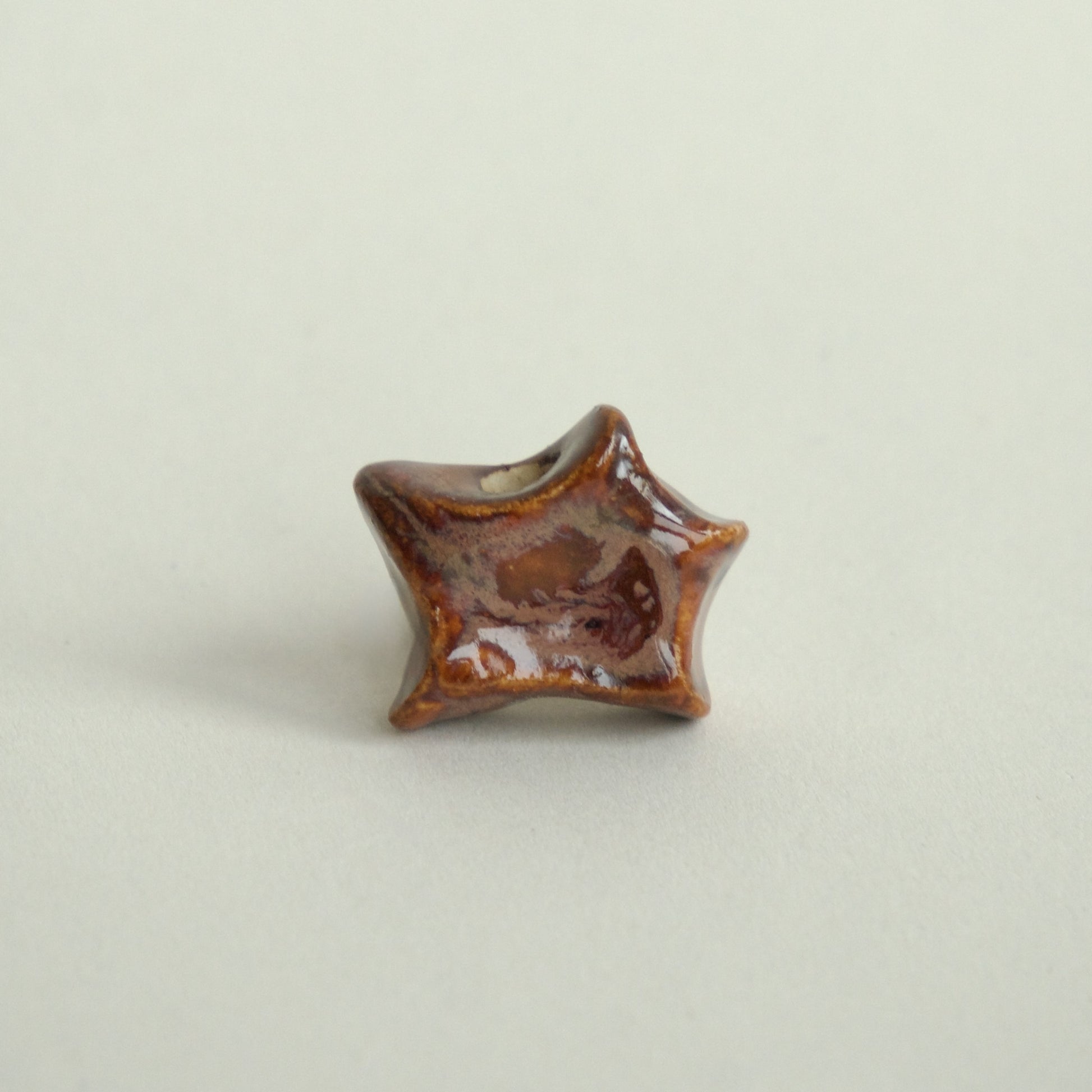 Charm ceramică organic brun accente negre. Produs unicat, ideal pentru coliere personalizate sau purtat singur.