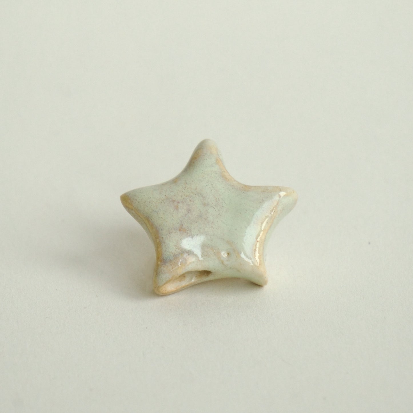 Charm din ceramică – Stea Alb-Crem cu șnur suede bej | Ecluze Studio