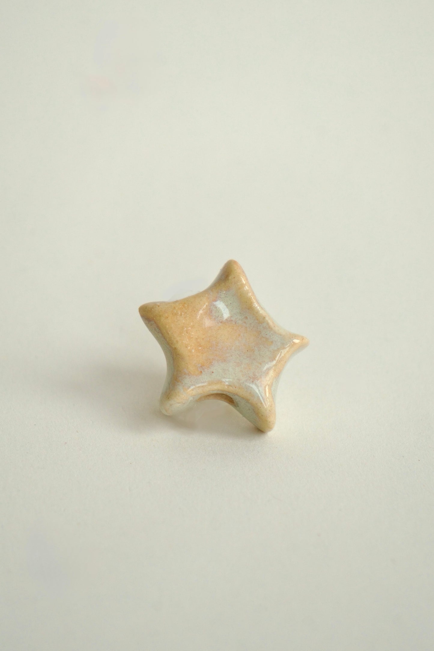 Charm handmade steluță din ceramică, alb lucios, finisaj strălucitor, ideal pentru coliere personalizate.