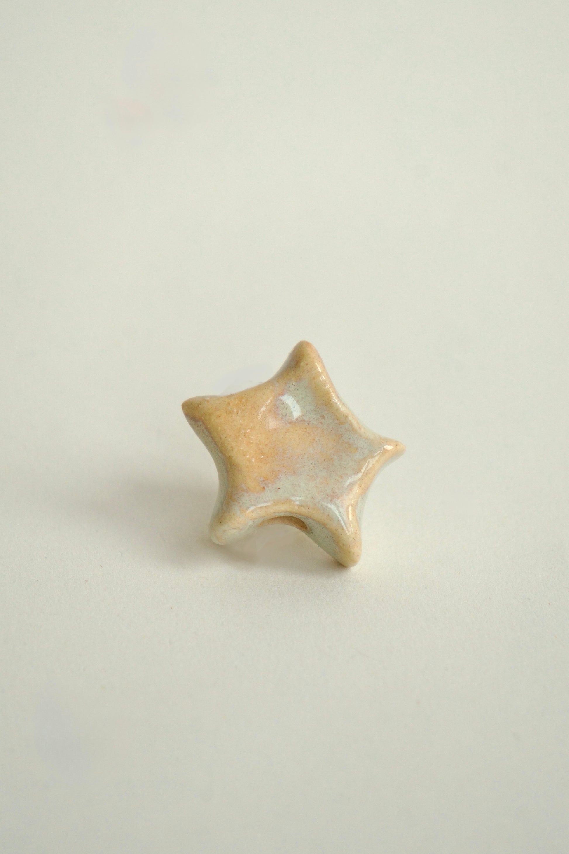 Charm handmade steluță din ceramică, alb lucios, finisaj strălucitor, ideal pentru coliere personalizate.