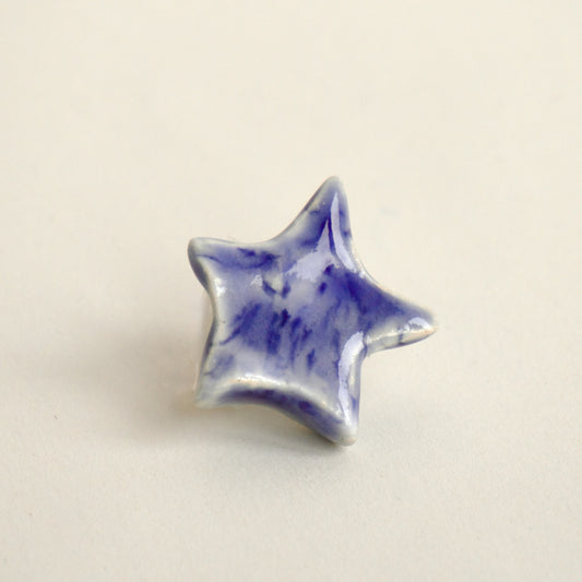 Charm handmade în formă de steluță din ceramică, nuanțe albastre cu efect marmorat, finisaj lucios, design unicat pe format patrat.