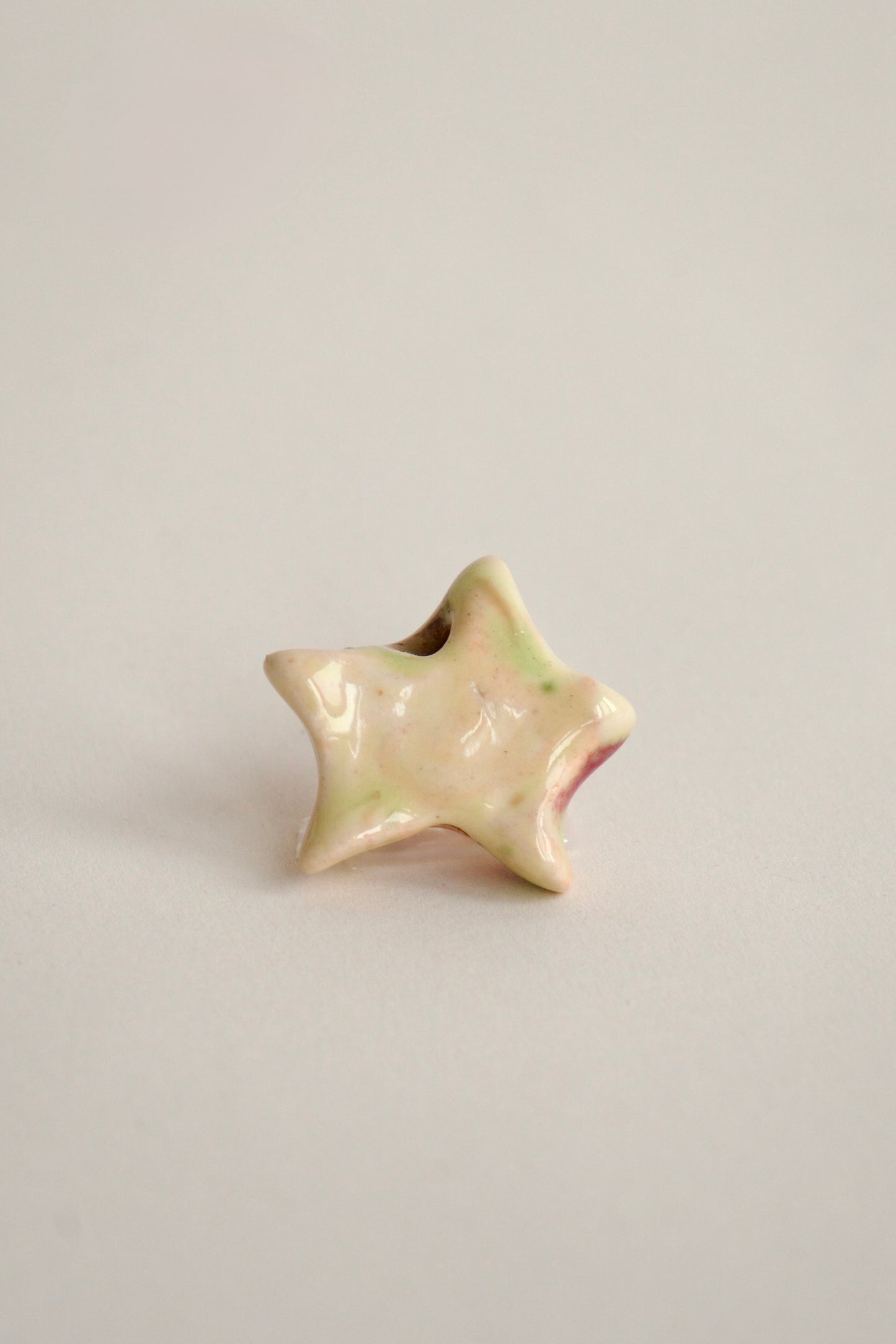 Charm handmade steluță din ceramică, multicolor pastel cu tonuri roz și galben, design artistic și unicat.