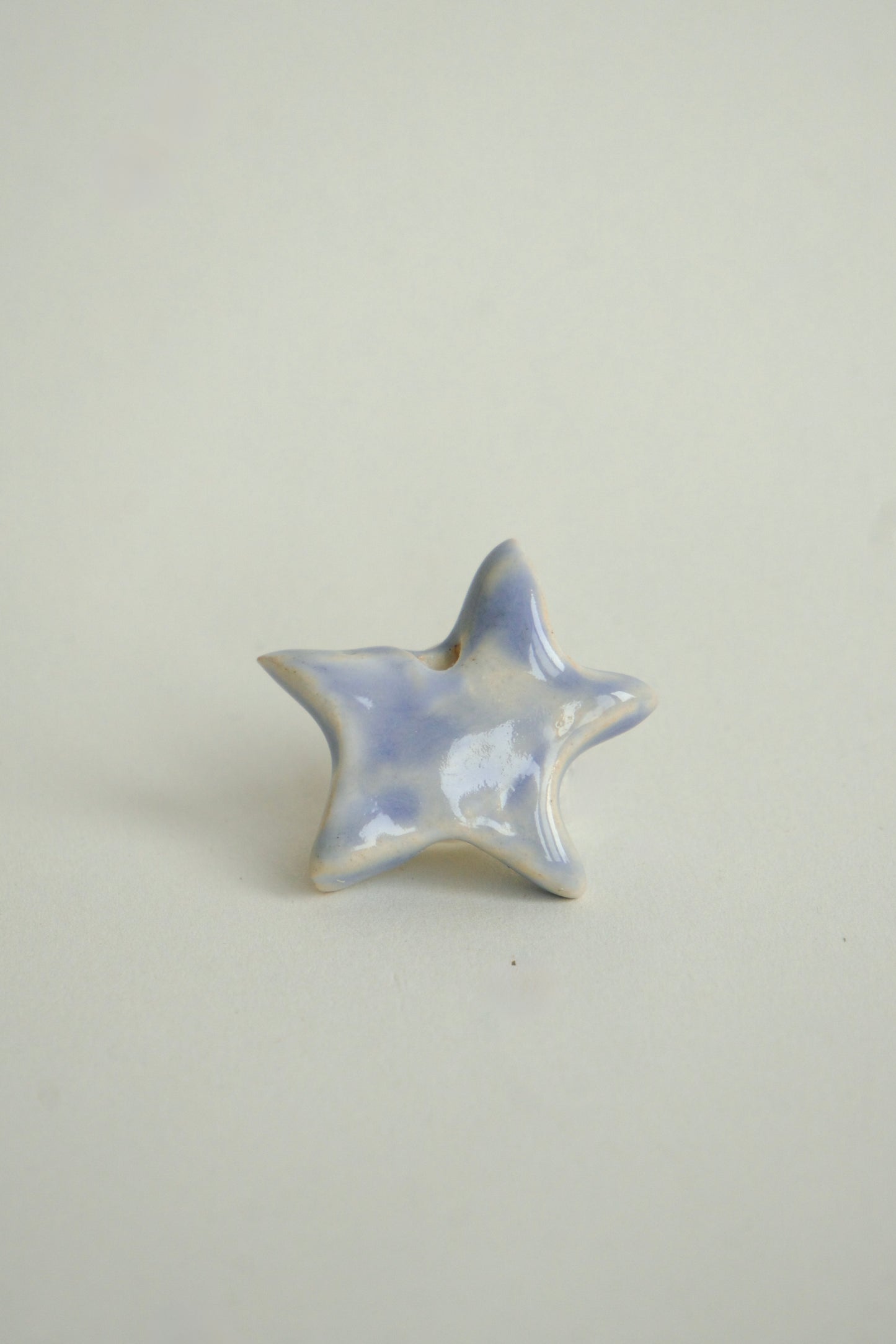 Charm ceramic unic în formă de stea, asimetrică, culoare mov deschis, destinat colierelor personalizate, se poate purta alături de alte charmuri.