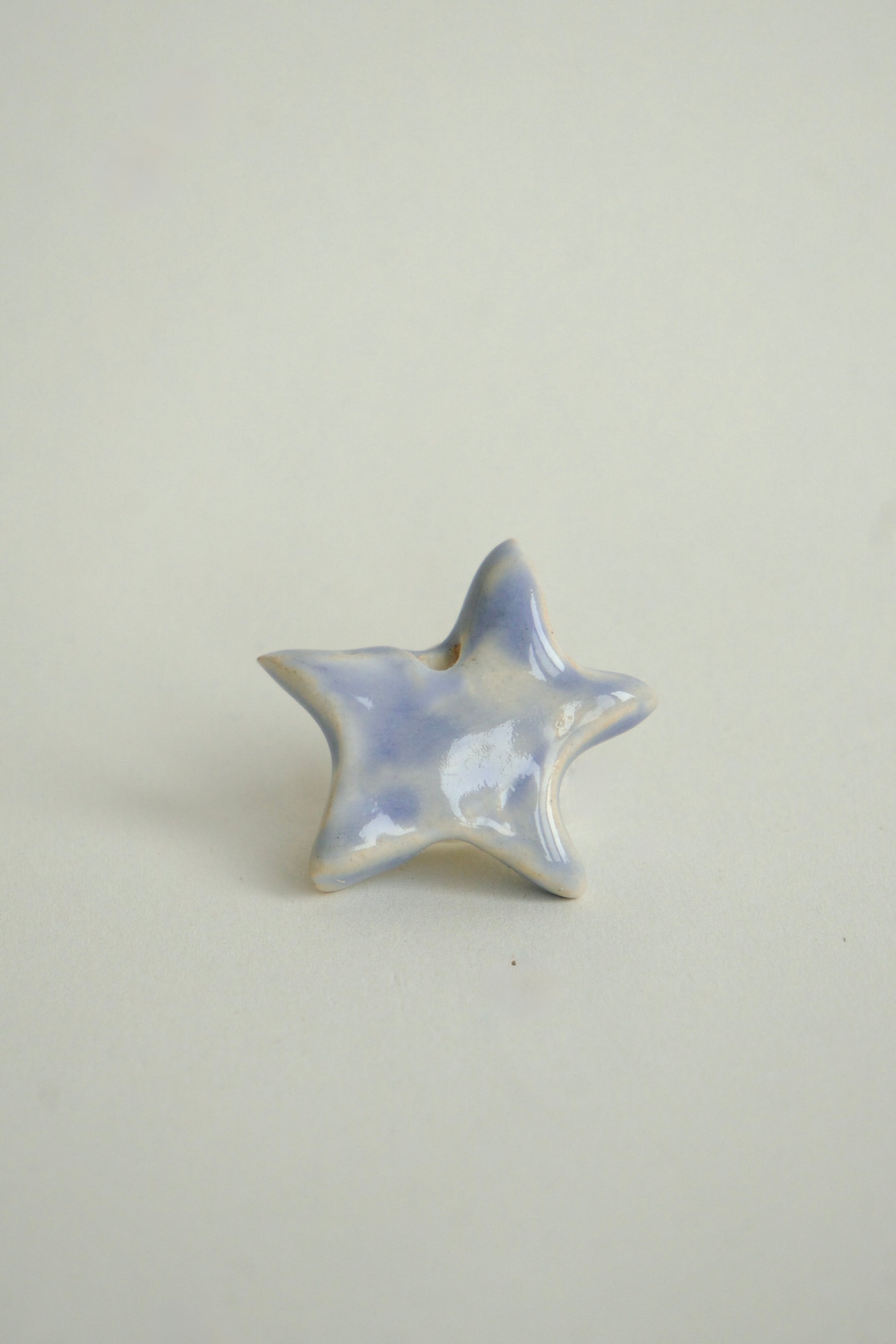 Charm ceramic unic în formă de stea, asimetrică, culoare mov deschis, destinat colierelor personalizate, se poate purta alături de alte charmuri.