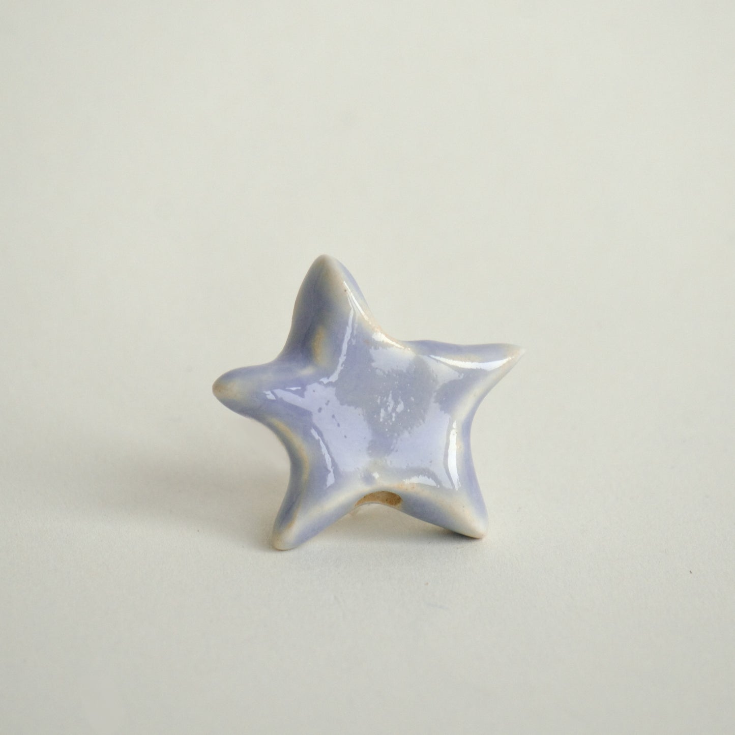 Charm din ceramică – Stea Mov Pastel cu șnur suede bej | Ecluze Studio