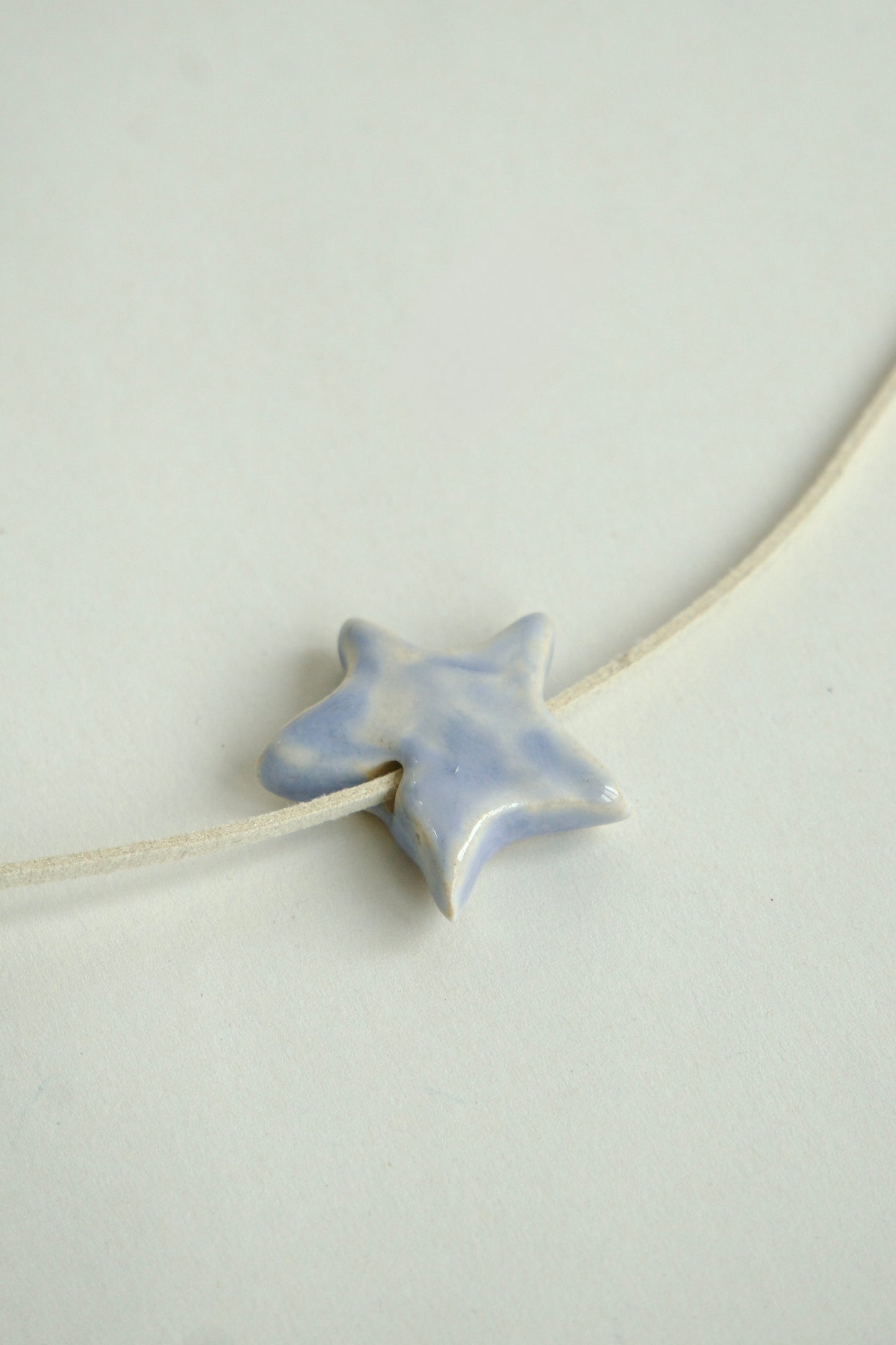 Charm ceramic în formă de stea, mov-liliachiu, pe șnur crem, realizat manual pentru coliere personalizate