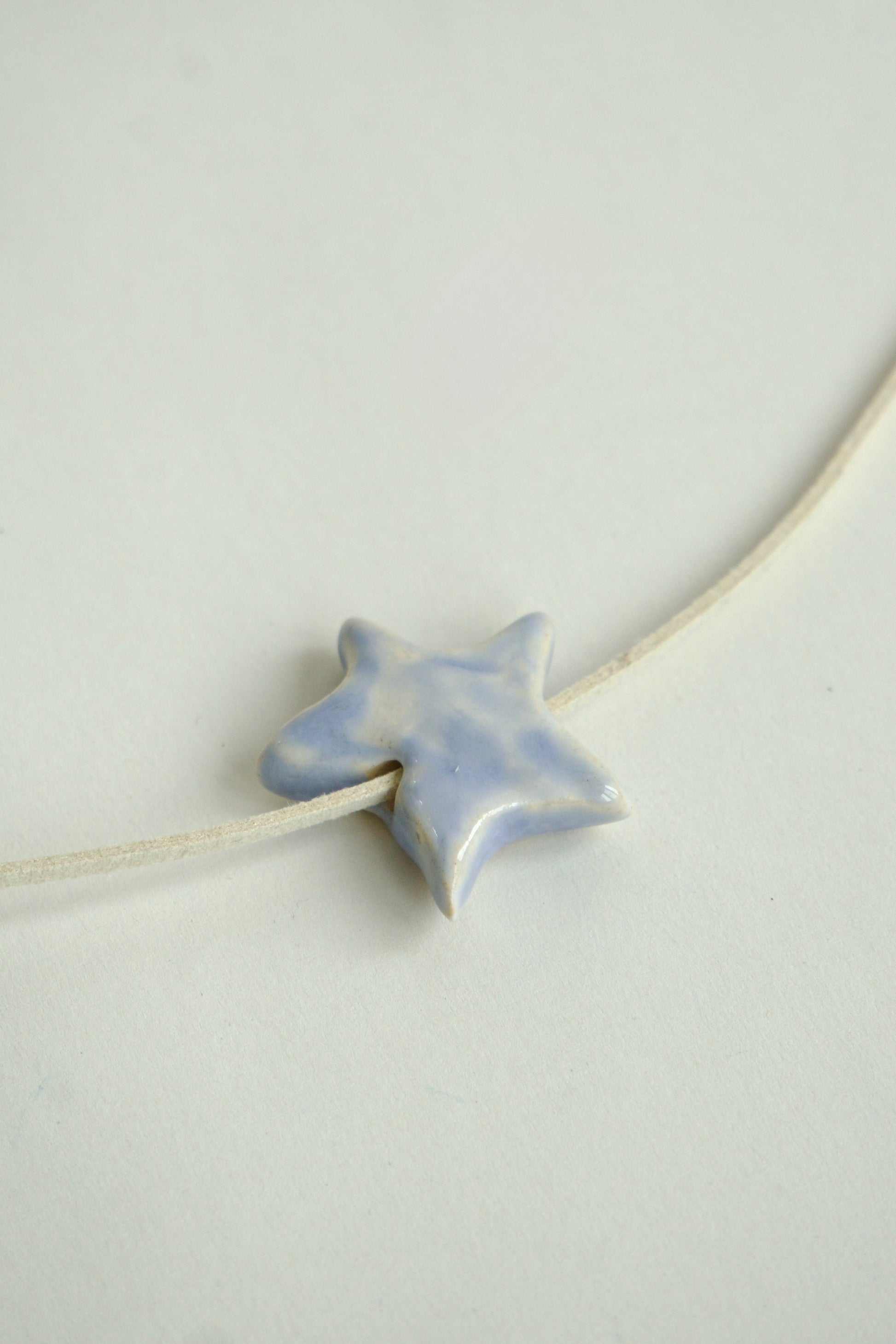 Charm ceramic în formă de stea, mov-liliachiu, pe șnur crem, realizat manual pentru coliere personalizate