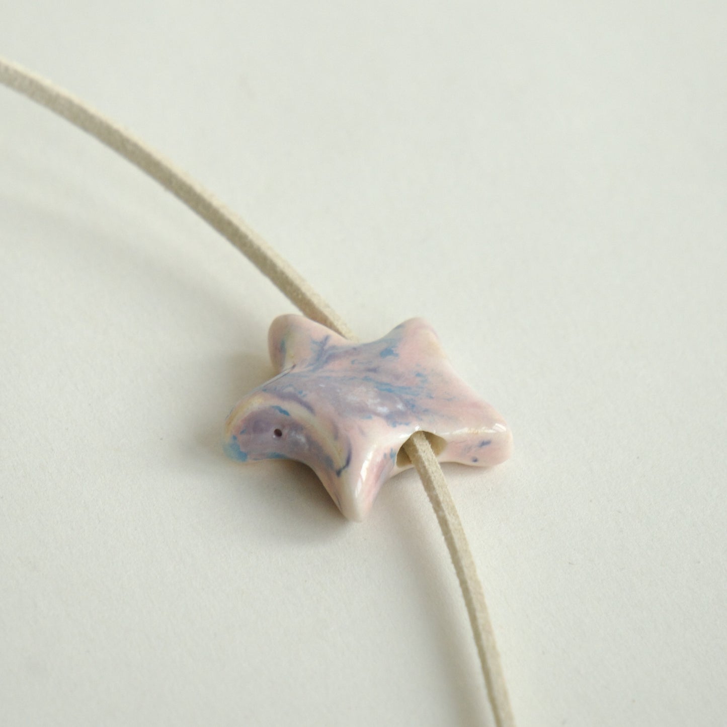 Charm din ceramică – Stea roz pastel cu accente albastre | Ecluze Studio