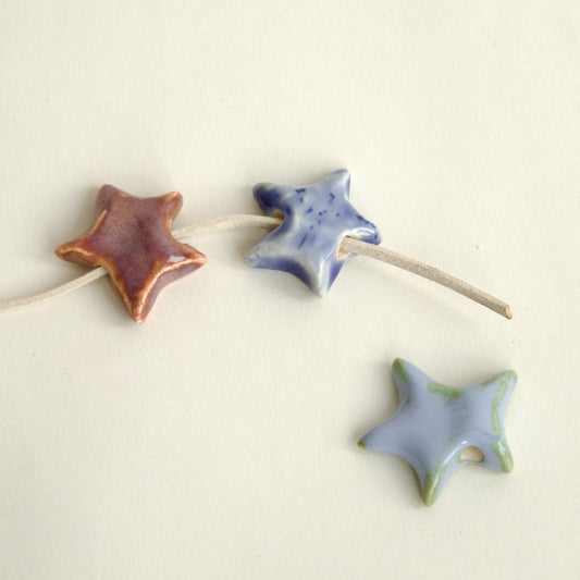 Charm din ceramică – Stea albastru pastel cu șnur suede bej | Ecluze Studio