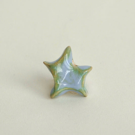 Charm handmade din ceramică în formă de stea albastru cu accente verzi, cu șnur suede bej, ideal pentru coliere personalizate.