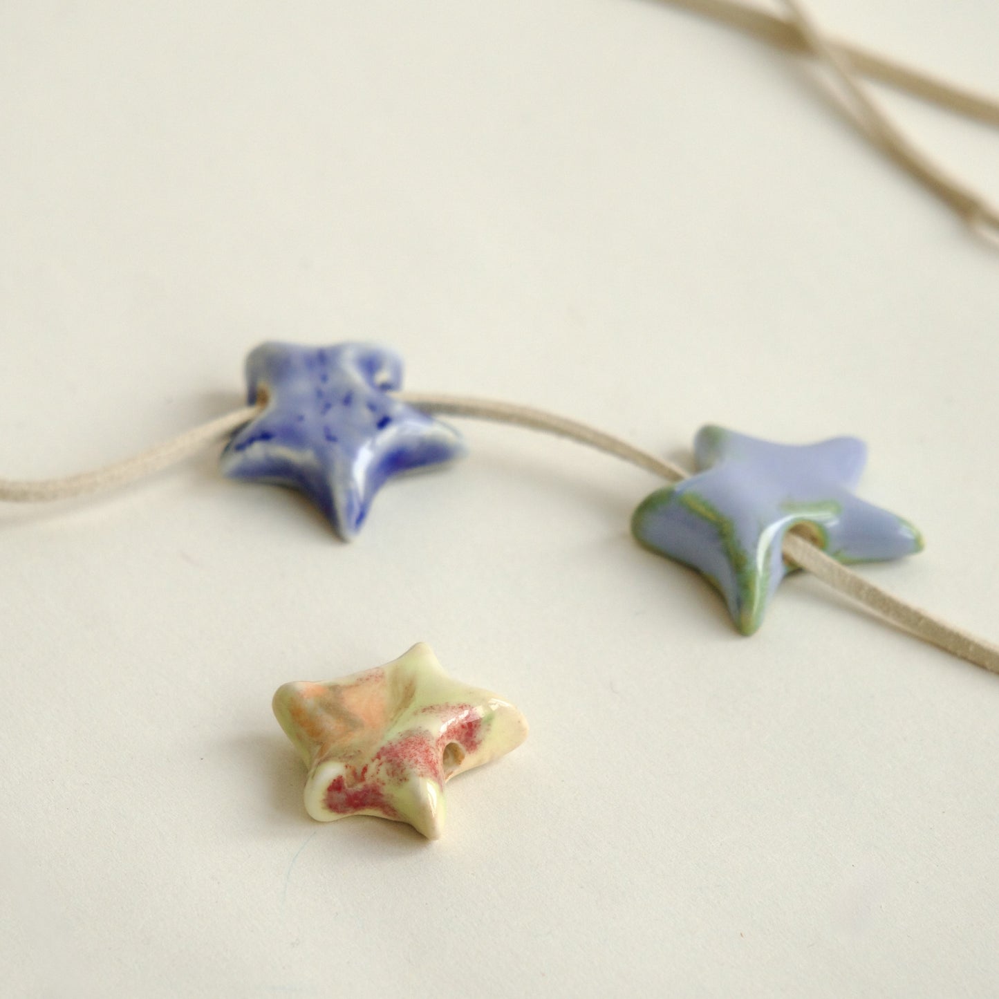 Charm din ceramică – Stea Galben cu accente Coral | Ecluze Studio