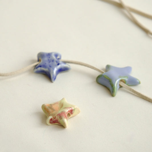 Charm din ceramică – Stea Galben cu accente Coral | Ecluze Studio