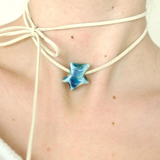 Colier cu pandantiv stea albastru unicat realizat manual din ceramica si prins pe snur suede bej-bijuterii ecluze studio.