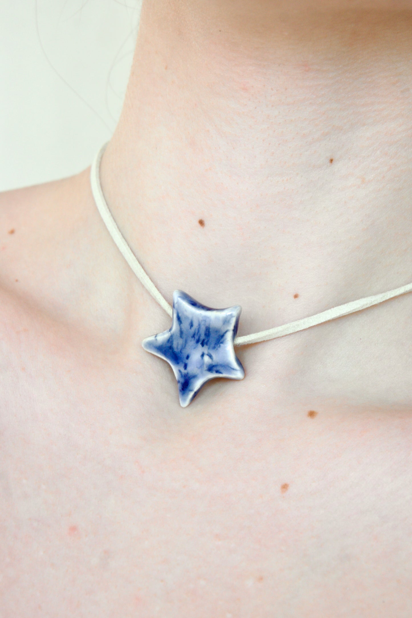 Charm din ceramică – Stea Albastru Perlat cu șnur suede bej | Ecluze Studio