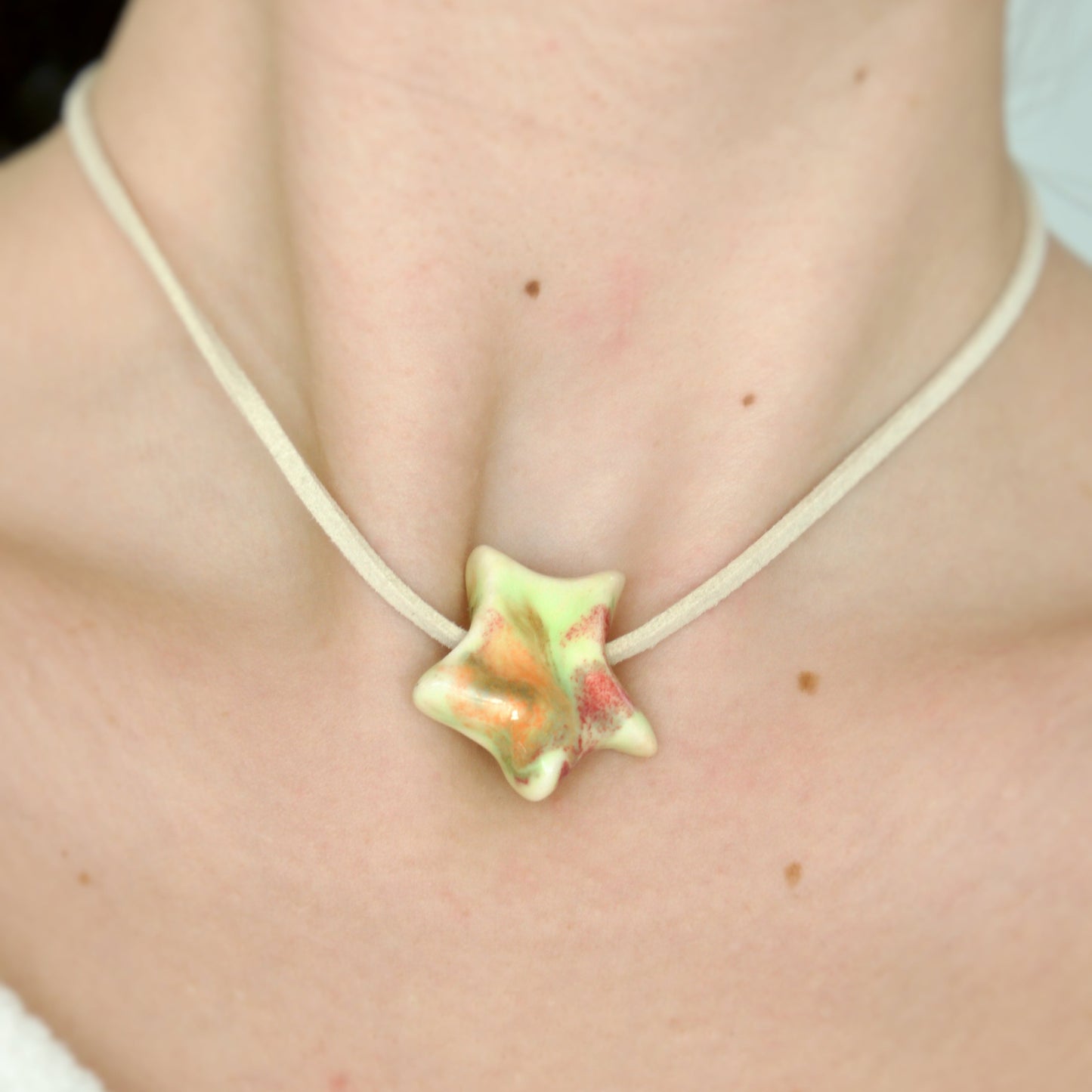 Charm din ceramică – Stea Galben cu accente Coral | Ecluze Studio