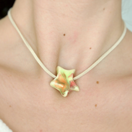 Charm din ceramică – Stea Galben cu accente Coral | Ecluze Studio