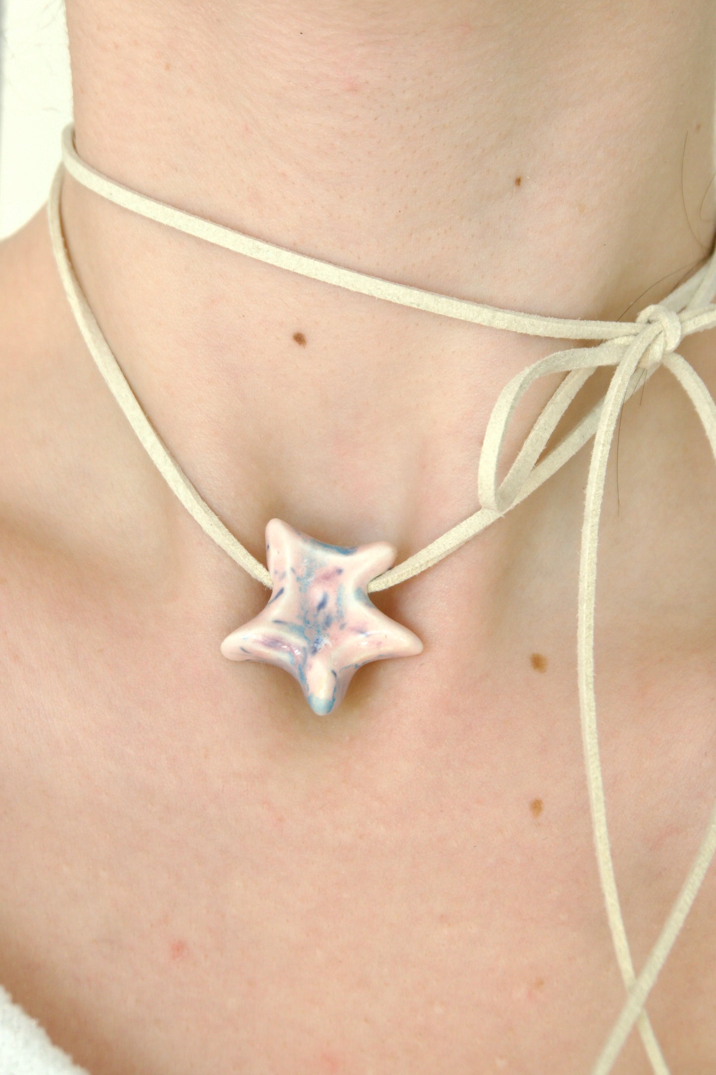 Charm din ceramică – Stea roz pastel cu accente albastre | Ecluze Studio