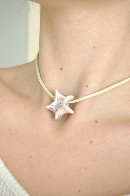 Charm din ceramică – Stea roz pastel cu accente albastre | Ecluze Studio