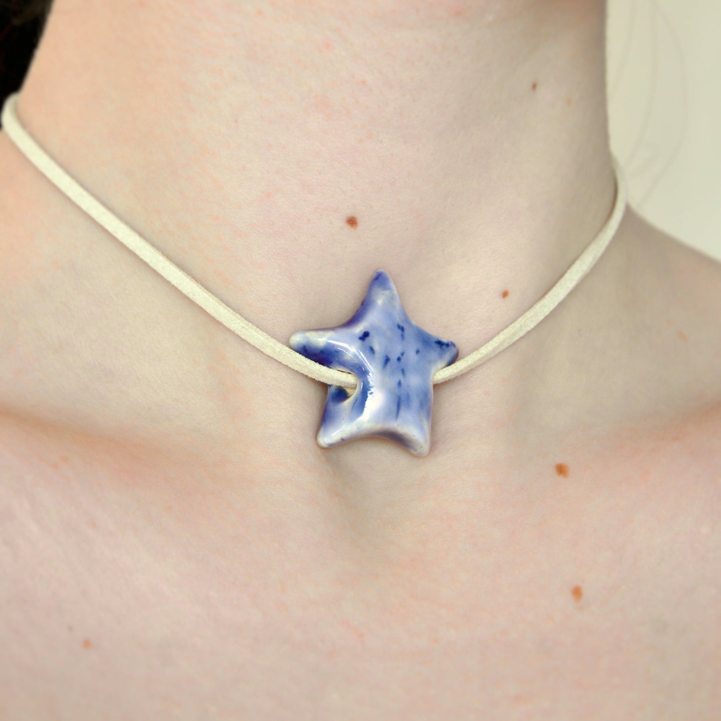 Charm din ceramică – Stea Albastru Perlat cu șnur suede bej | Ecluze Studio