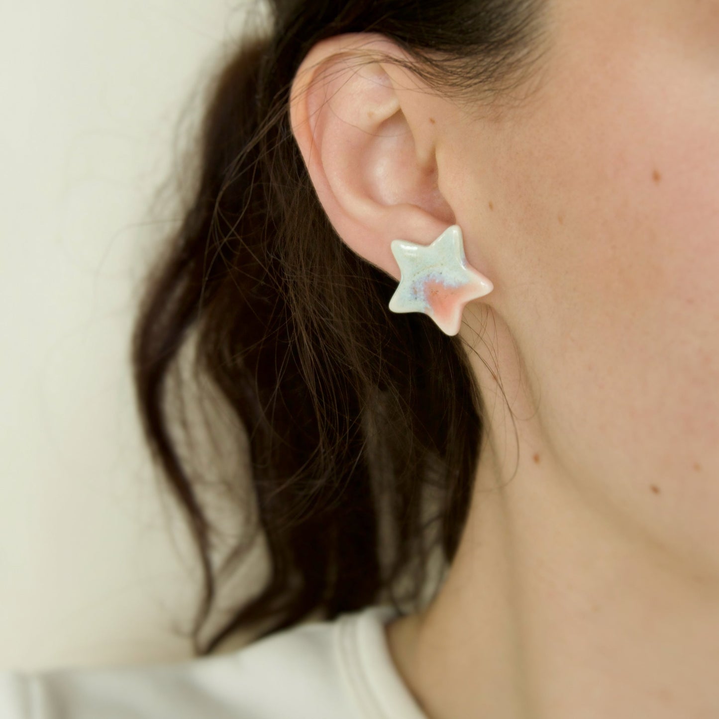 Cercel handamde din portelan in forma de stea bleu si roz astel urtat la ureche-bijuterii ecluze studio.