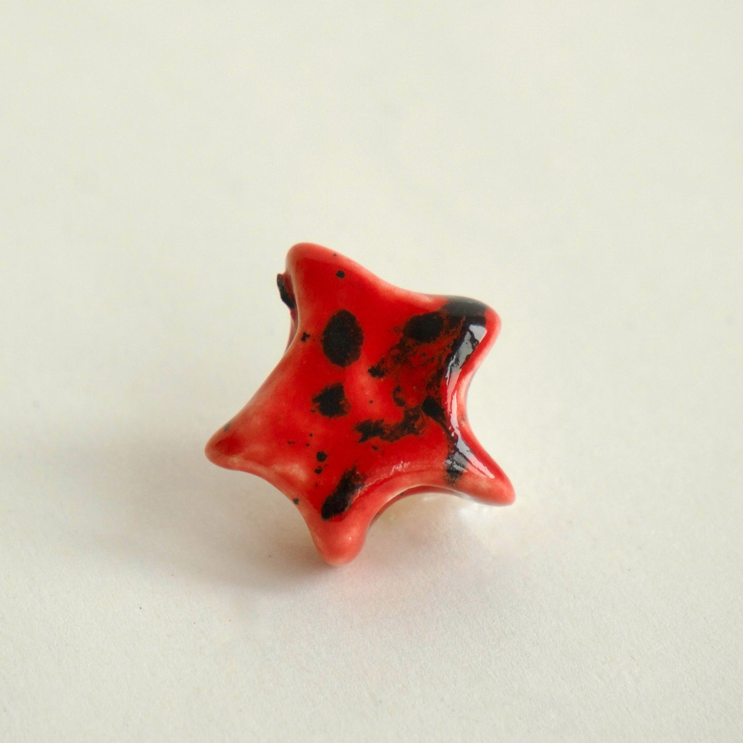 Charm din ceramică – roșu cu accente negre | Ecluze Studio
