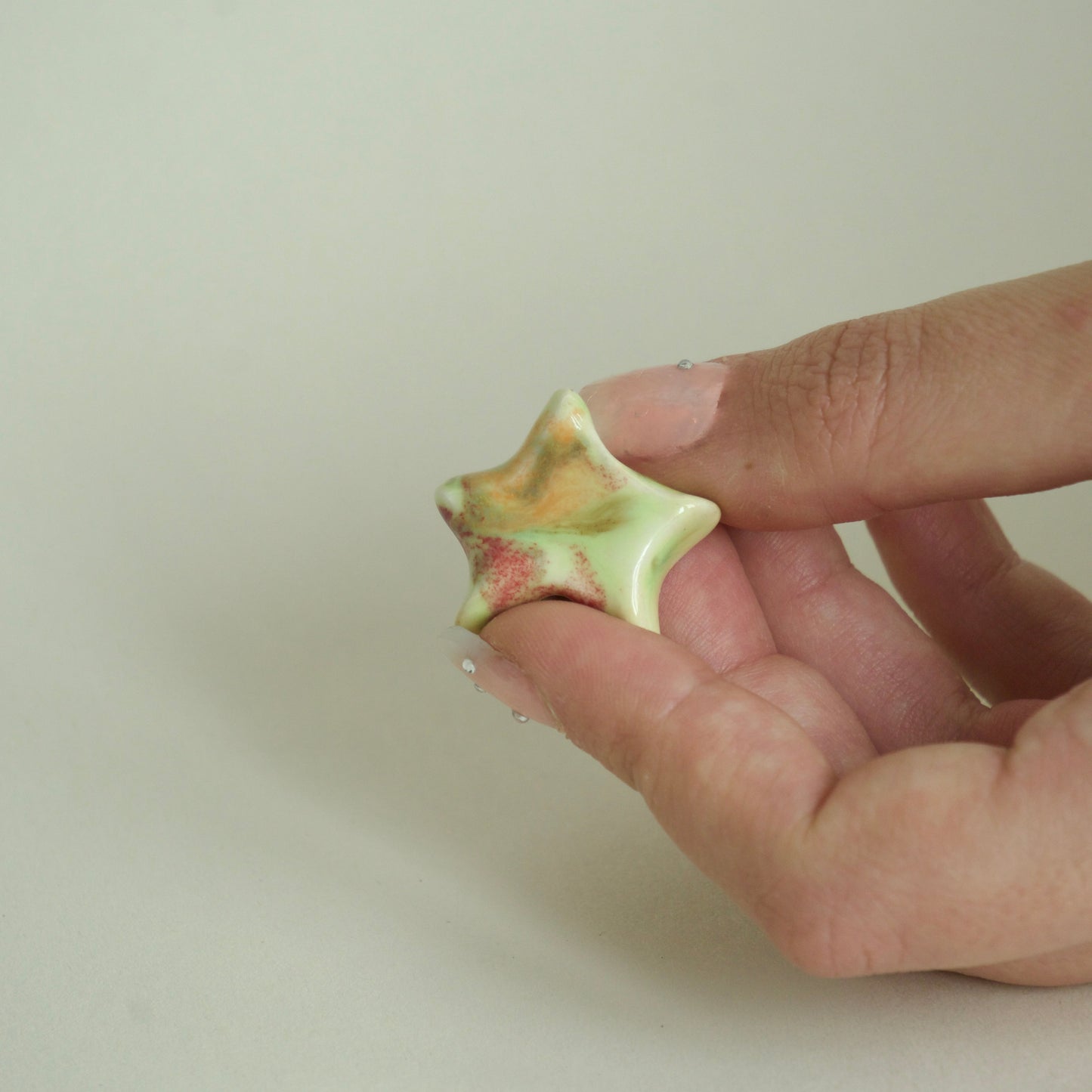 Charm handmade steluță din ceramică, nuanțe pastel multicolore, finisaj lucios, detaliu în mână.