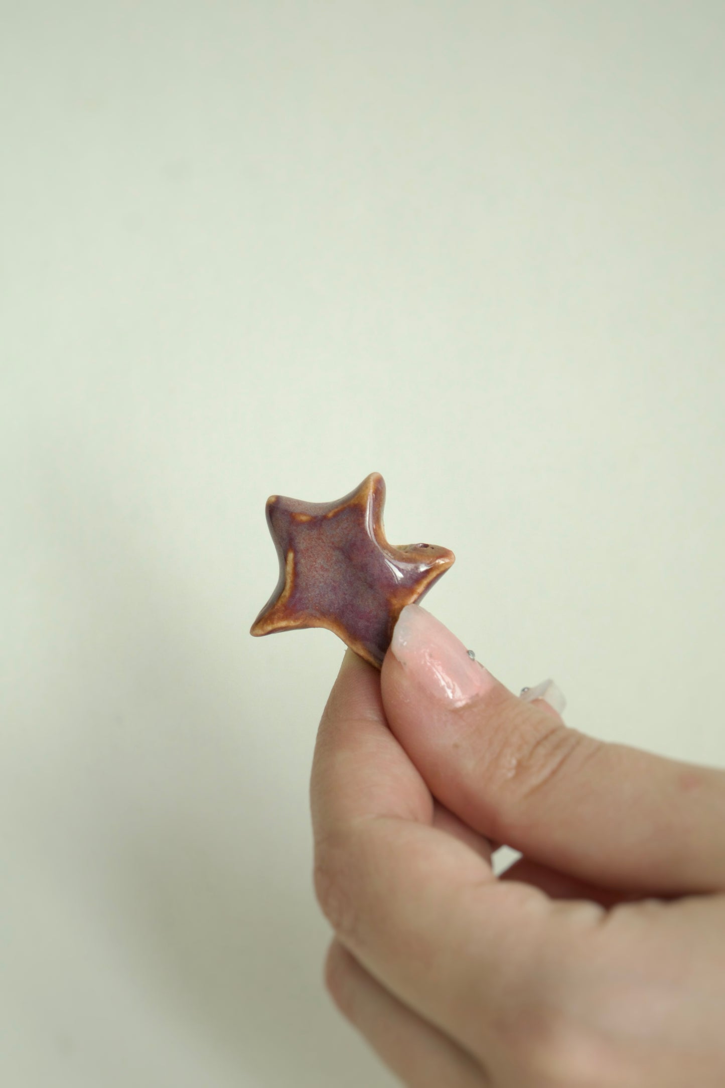 Charm ceramică handmade stea burgundy cu șnur suede bej. 